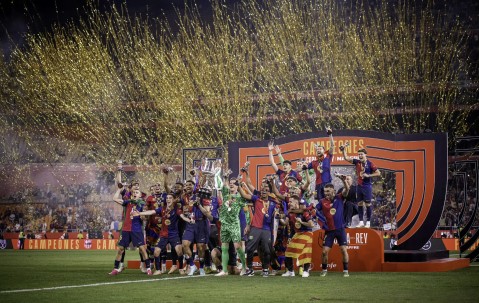 星空体育app下载地址-巴萨逆袭曼联，大胜晋级四强赛