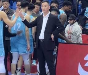 星空体育网页版入口-北京男篮客场不敌青岛队，遭遇失利