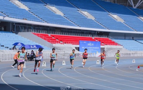星空体育在线-跑步项目中，选手激情无限追赶