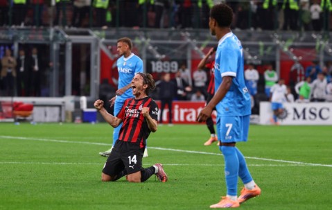 包含AC米兰主场战胜那不勒斯，牢牢守住榜首的词条