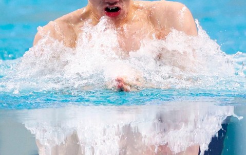 星空体育课程-关于游泳比赛中惊险一幕，这位选手险胜晋级的信息