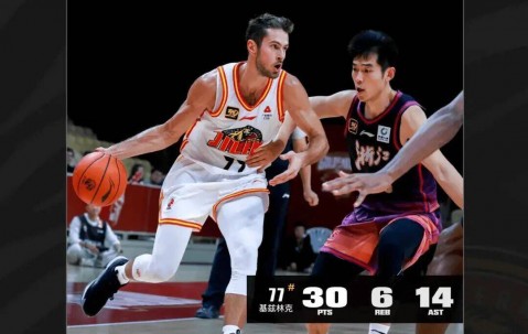 星空体育在线登录-包含赛兰带领球队备战重要比赛，全队士气高昂的词条