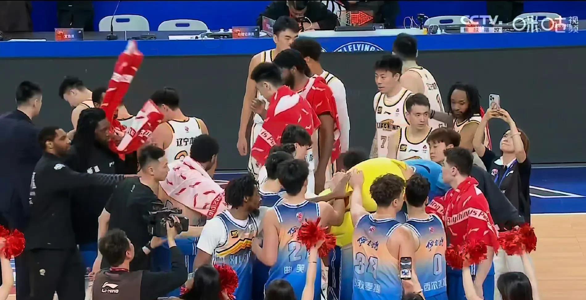 包含青岛男篮主场告捷，展现团队默契的词条