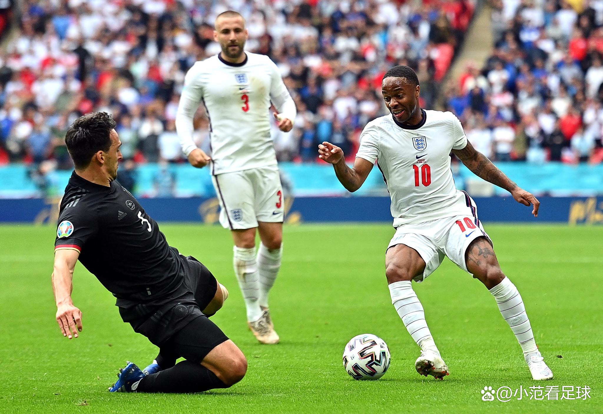 欧国联比赛场上一幕幕令人震撼的瞬间 欧国联比赛场上一幕幕令人震撼的瞬间