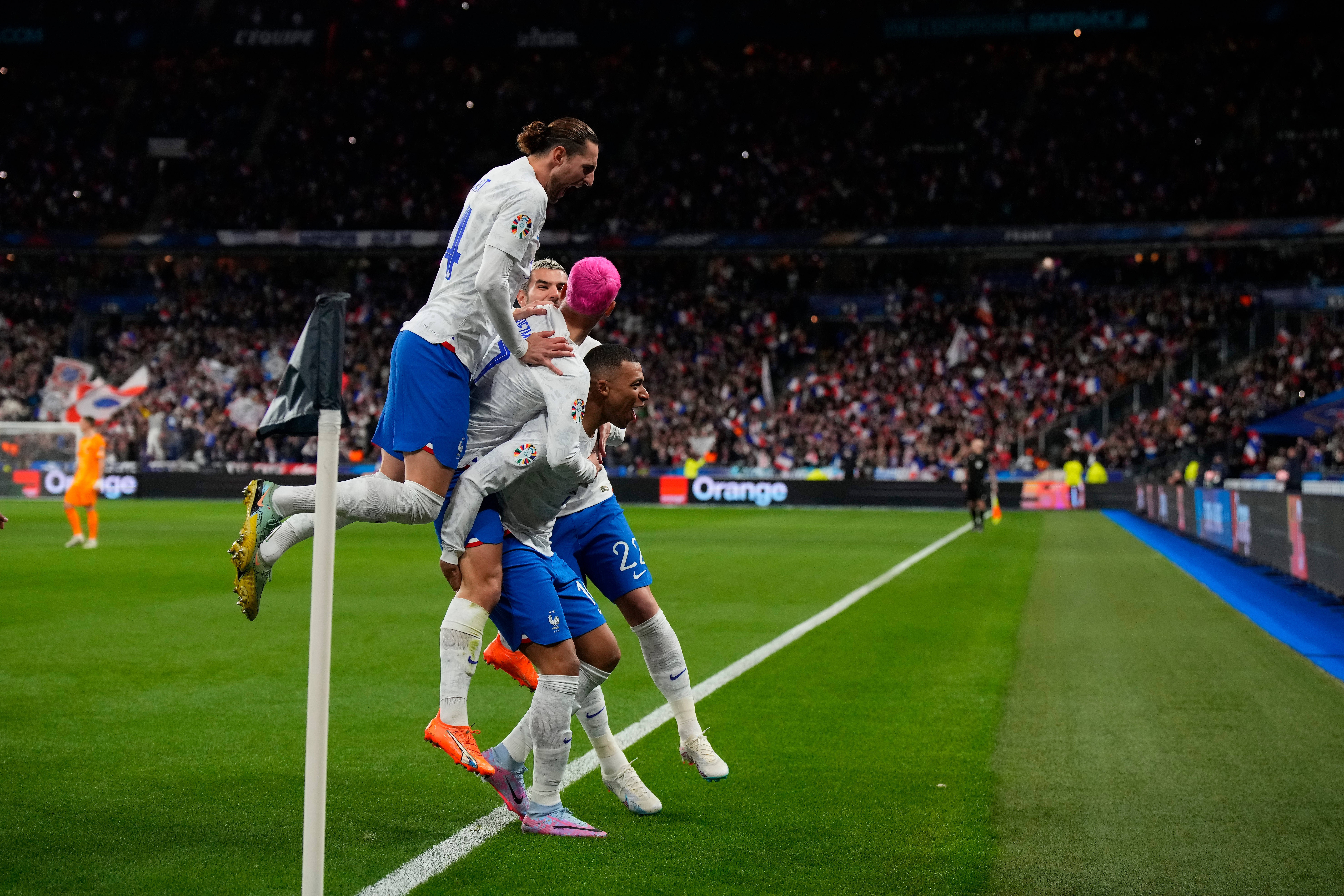 包含法国队欧锦赛首轮比赛取得胜利的词条