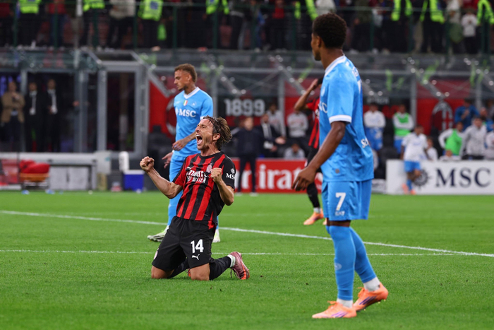 包含AC米兰主场战胜那不勒斯，牢牢守住榜首的词条