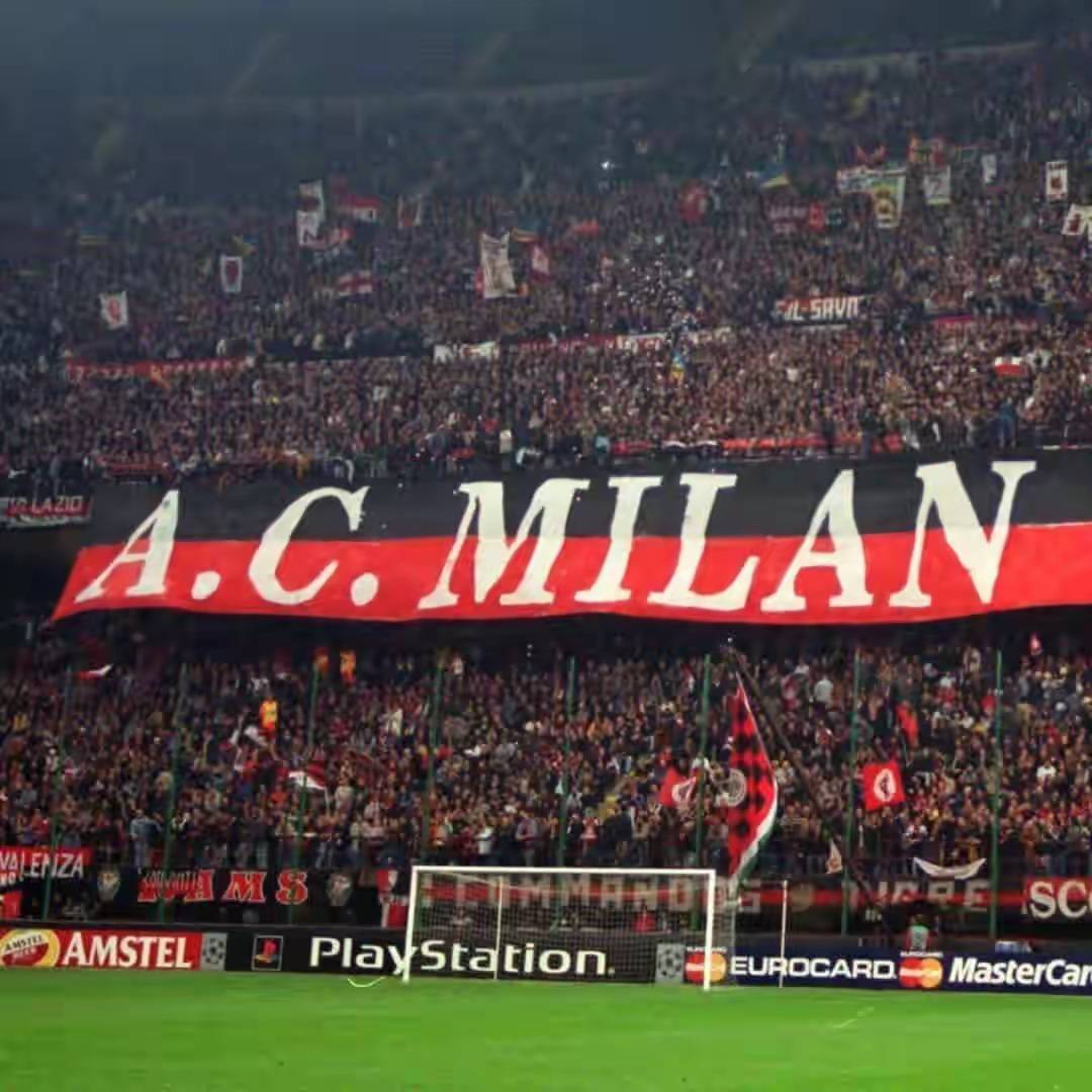 包含AC米兰主场战胜那不勒斯，牢牢守住榜首的词条