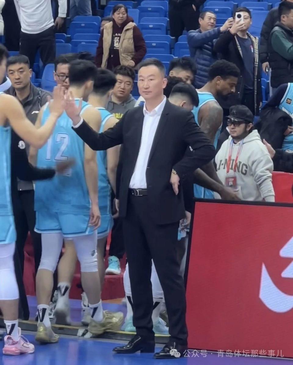 北京男篮客场不敌青岛队,遭遇失利 北京男篮客场不敌青岛队,遭遇失利