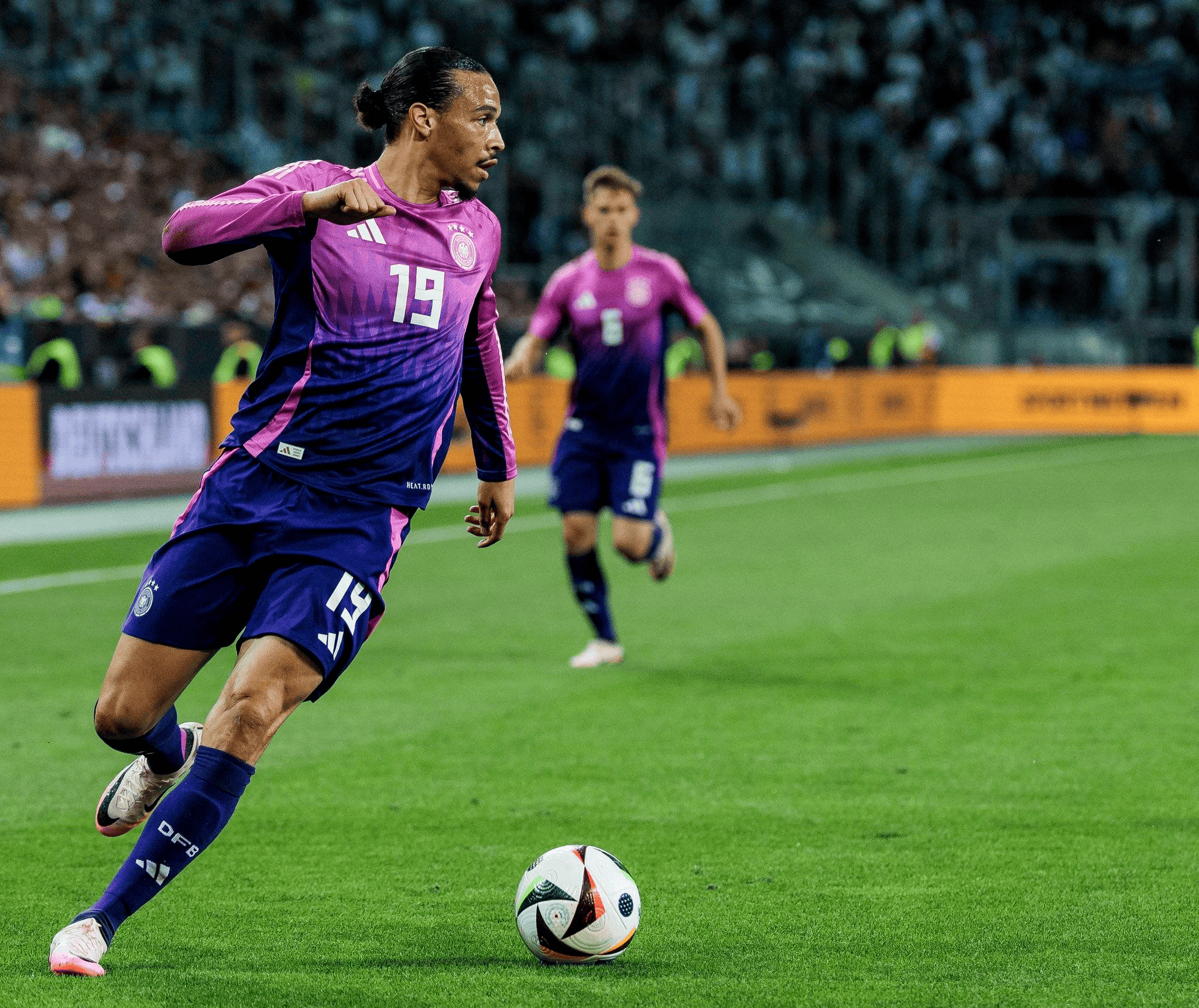 欧洲足球赛事十分激烈，球员实力精彩绝伦表现