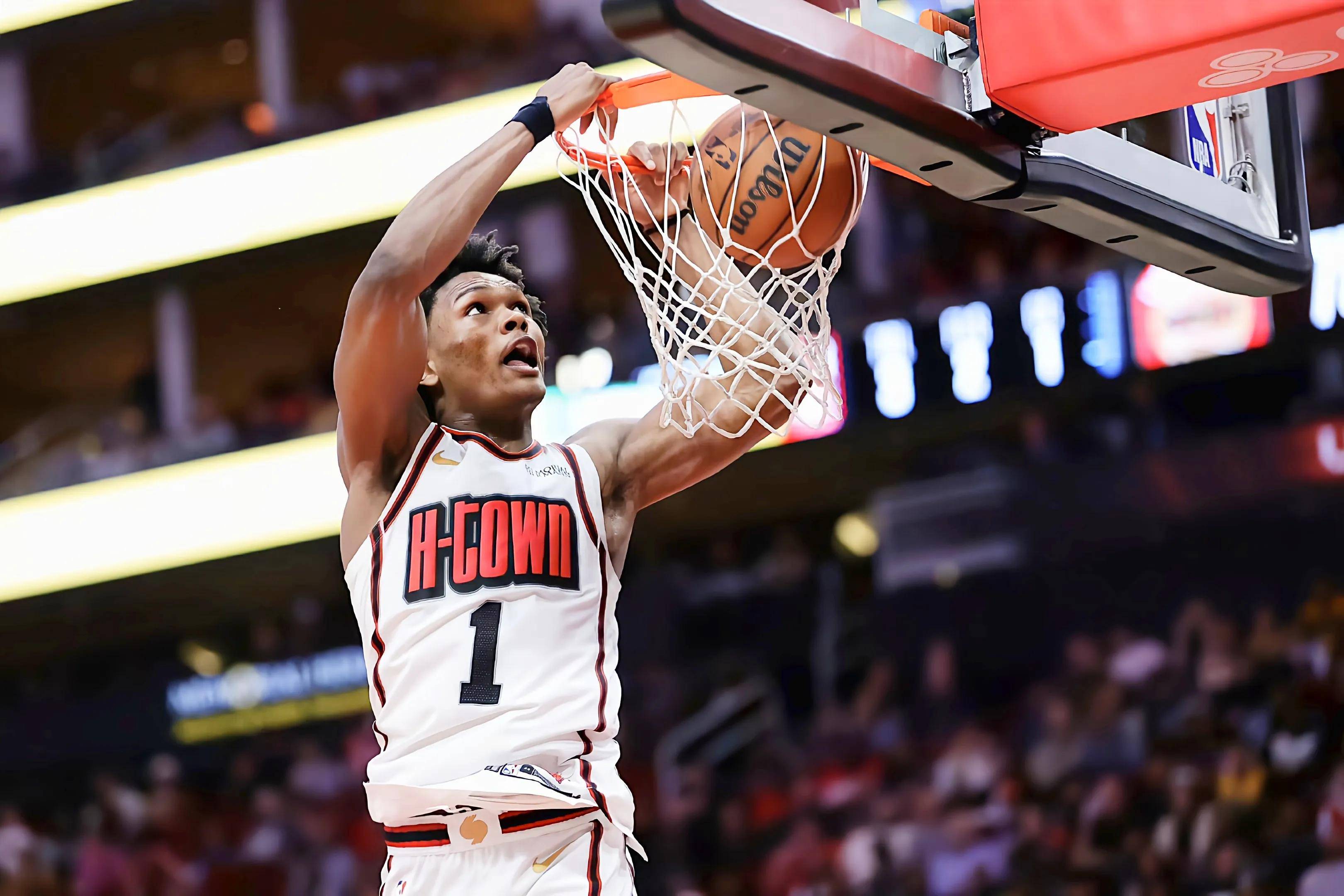 雄鹿力克猛龙将系列赛扳平