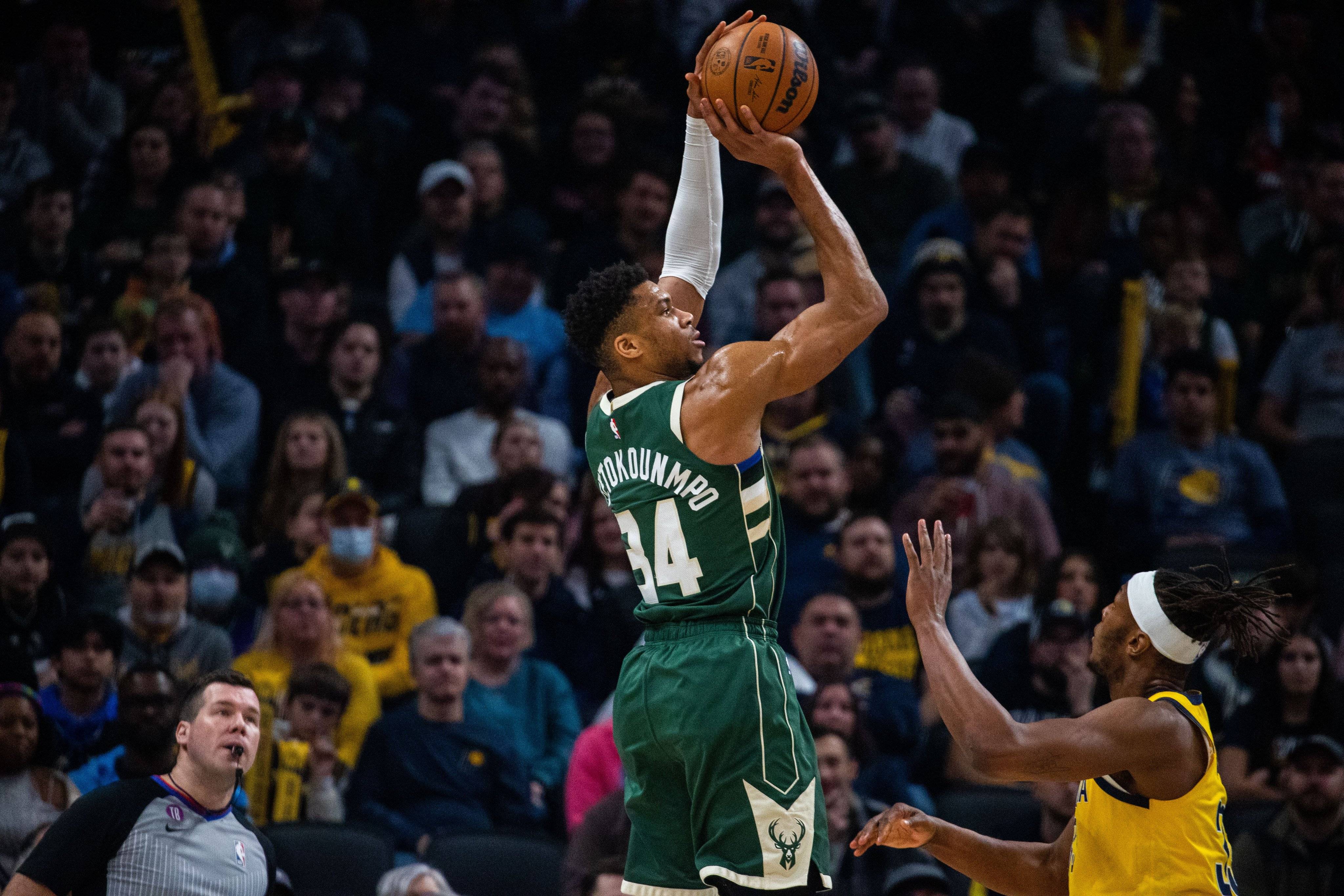 雄鹿客场逆转步行者获得胜利，米德尔顿30分发威