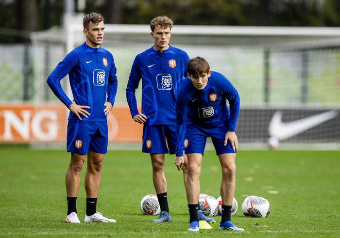 荷兰球员备战决赛，迎接挑战