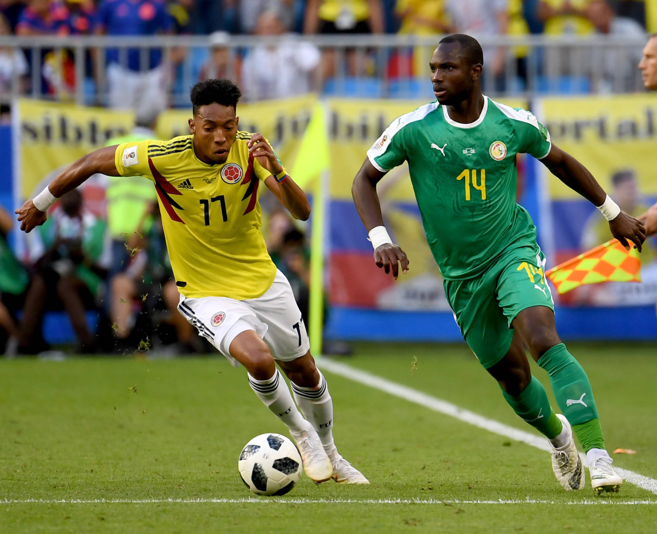 包含足球比赛激情四射，观众欣赏得心花怒放的词条