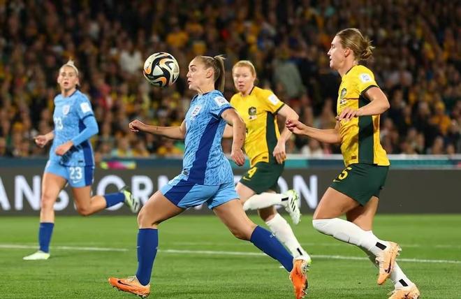 瑞典队在比赛中展现出强大实力,取得胜利 瑞典队在比赛中展现出强大实力,取得胜利