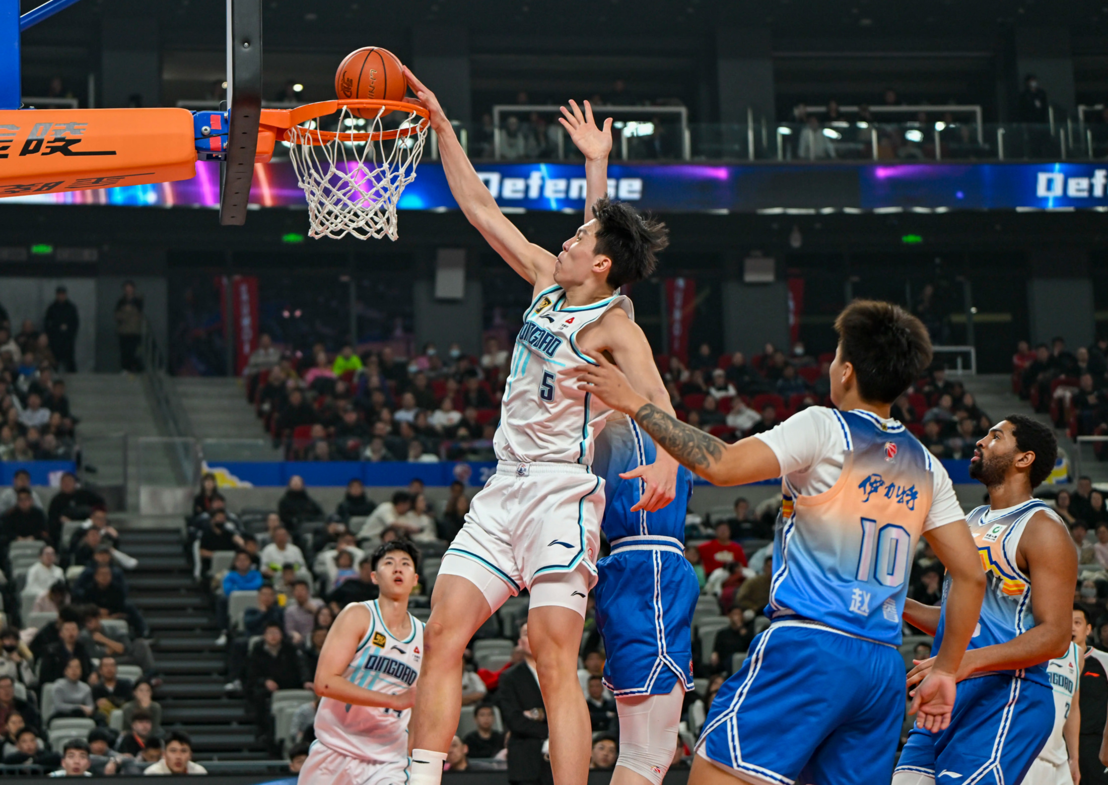 关键时刻球员崭露头角，帮助球队逆转比赛