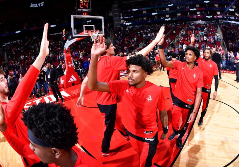 精彩篮球表现引得观众热血沸腾，氛围非凡的简单介绍