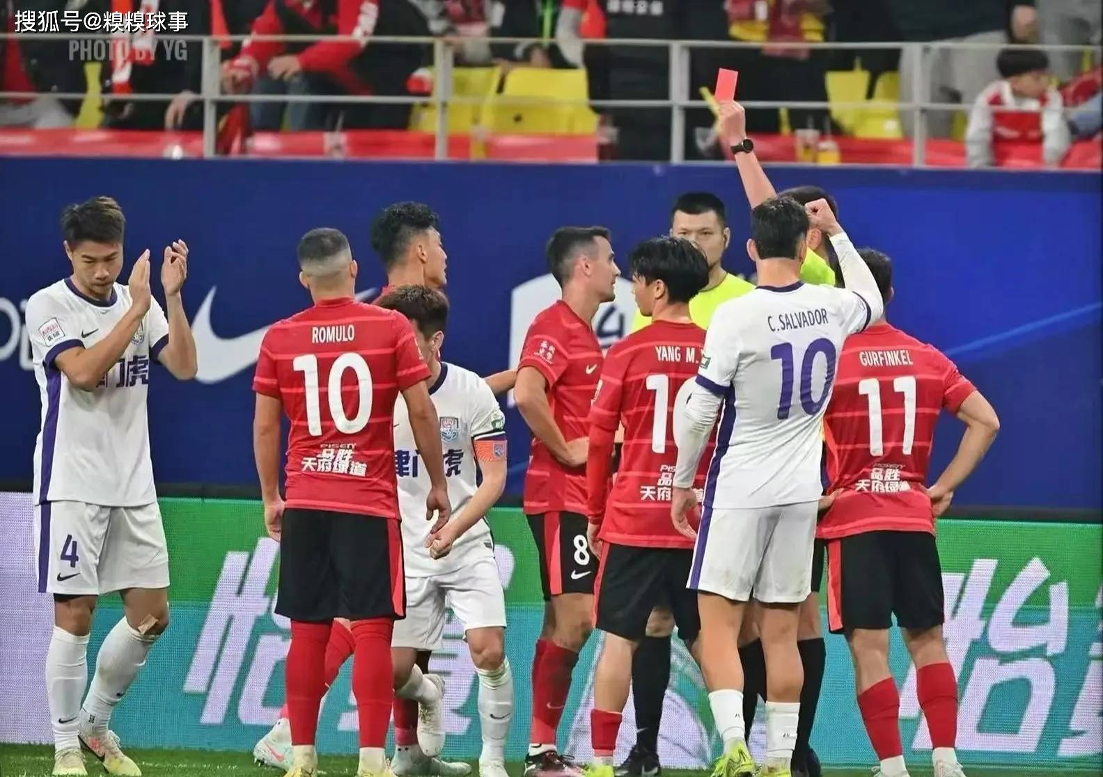 包含上港客场大胜绿城，稳固排名第二位置的词条