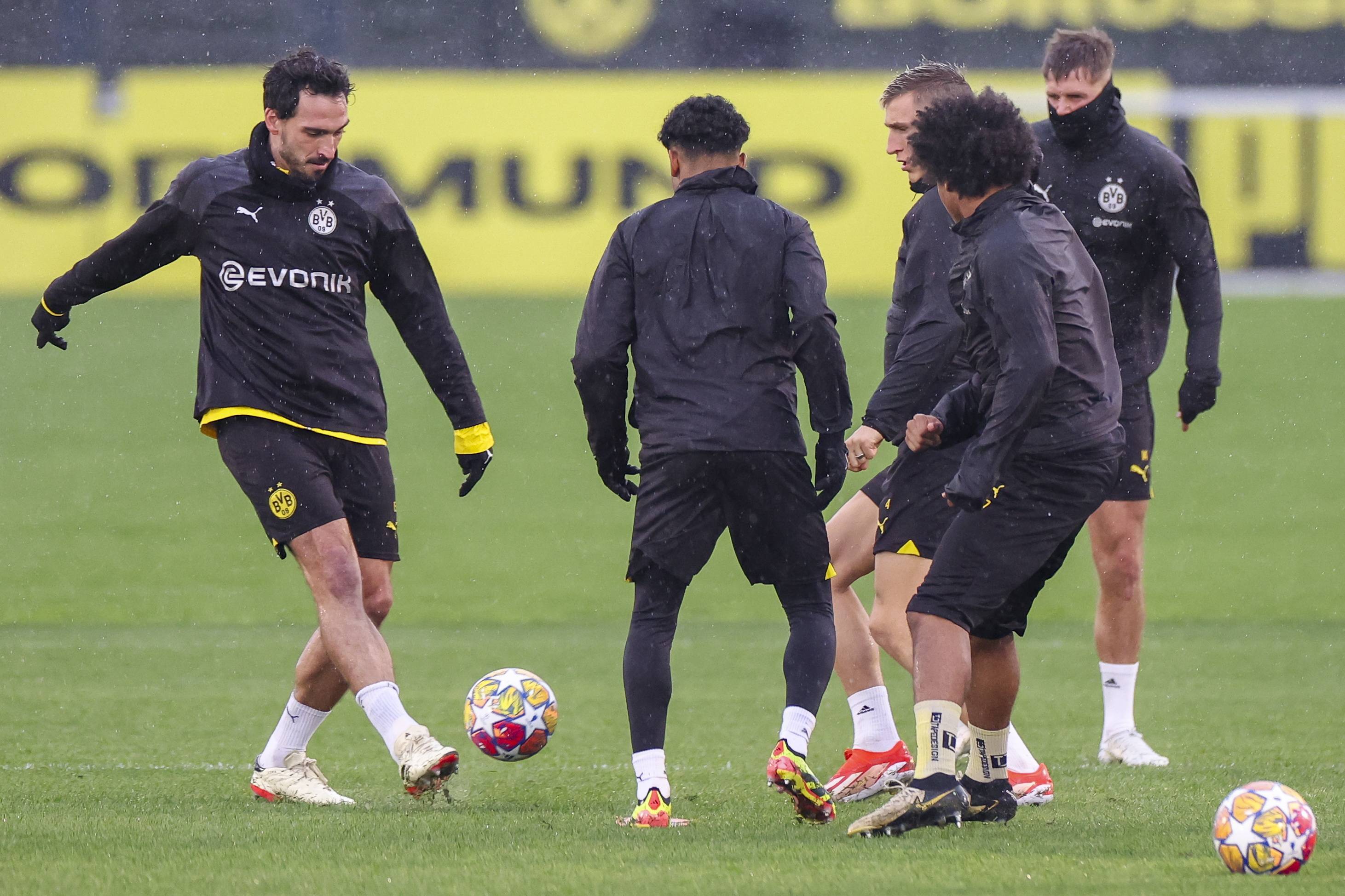 多特蒙德一线队训练热身，全员保持高集中力的简单介绍